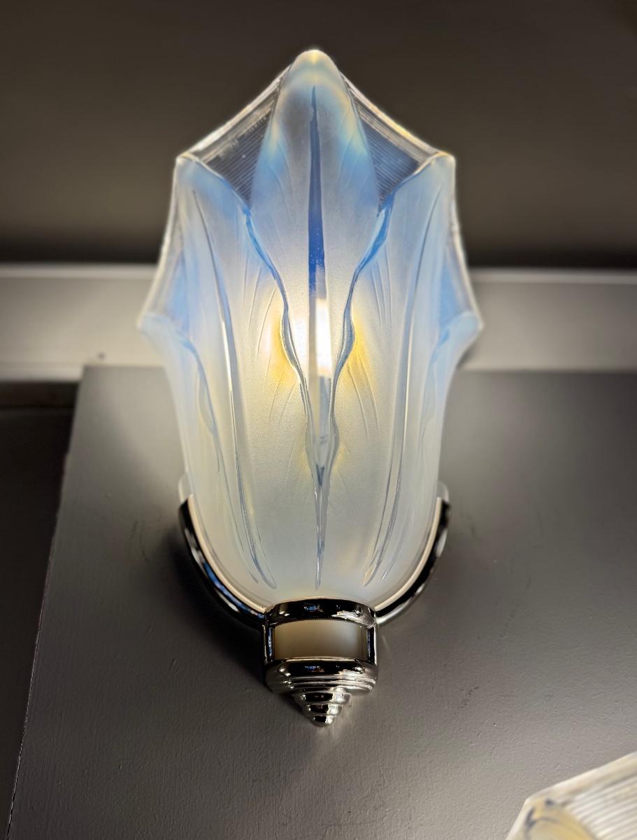 Pair Of Art Deco Wall Sconces By Jean Gauthier, Made Of Opalescent Glass, Signed Ezan France (1930s) -photo-2