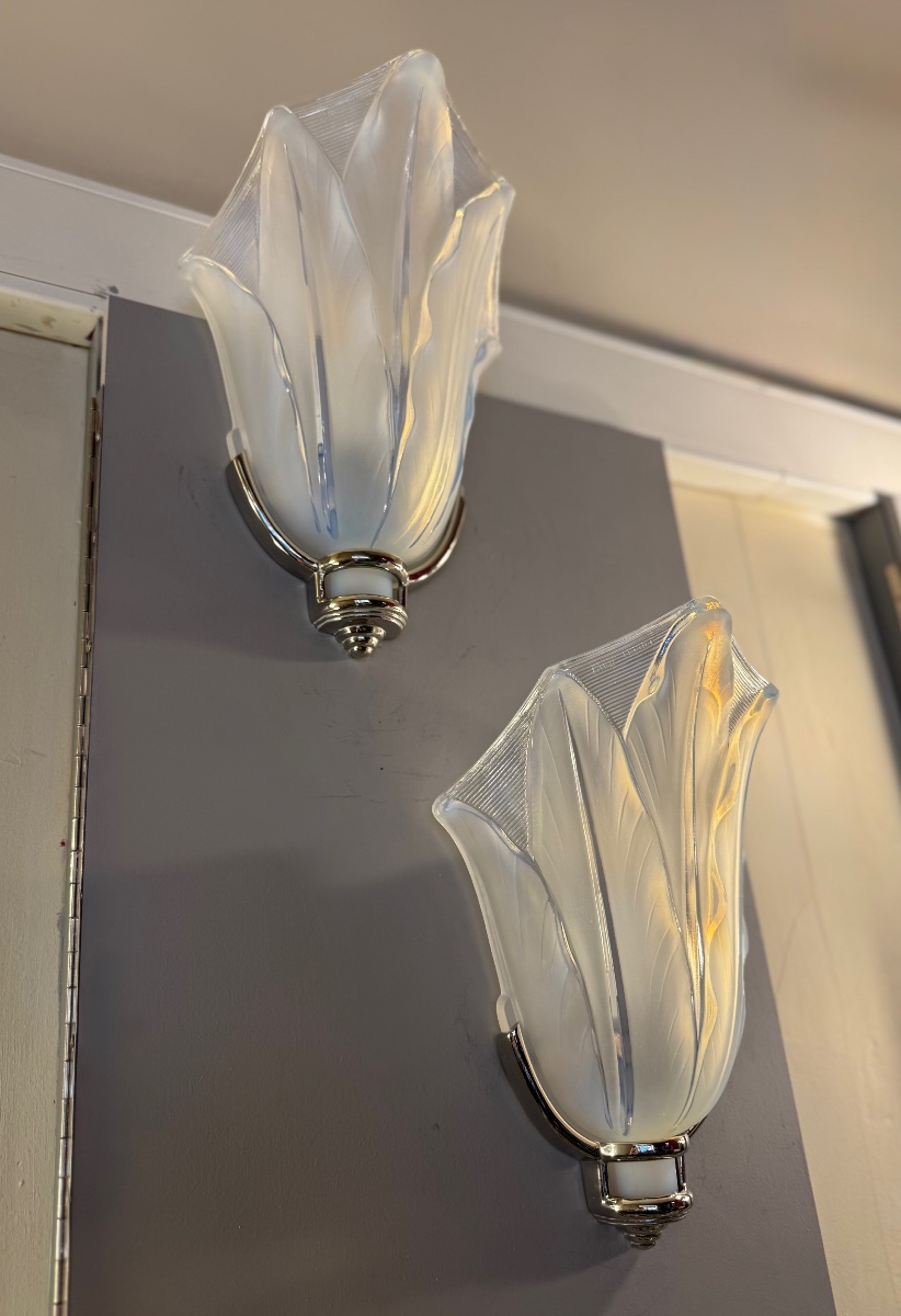 Pair Of Art Deco Wall Sconces By Jean Gauthier, Made Of Opalescent Glass, Signed Ezan France (1930s) -photo-6