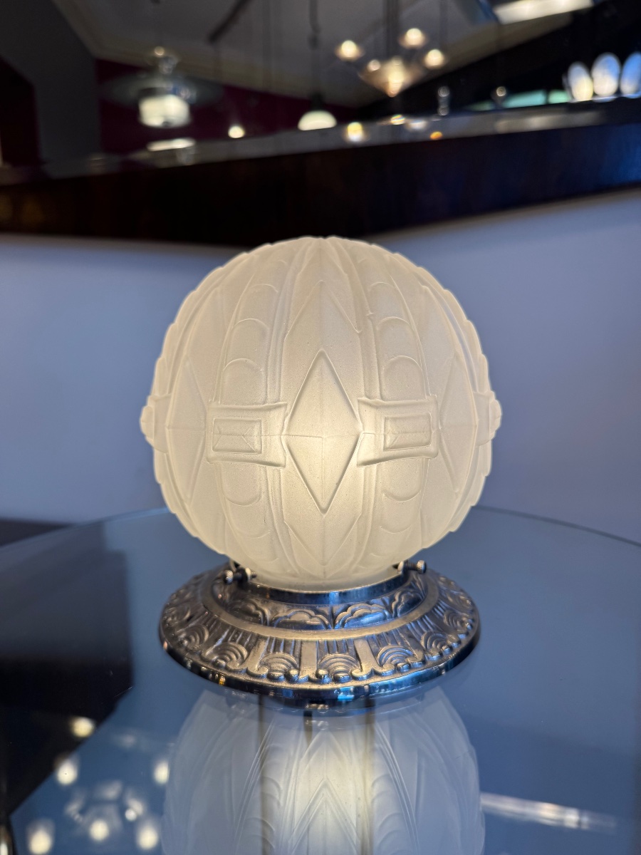 Lampe à poser / Veilleuse Art Déco « Boule » en verre pressé et bronze nickelé ( deco 1930 ) -photo-3