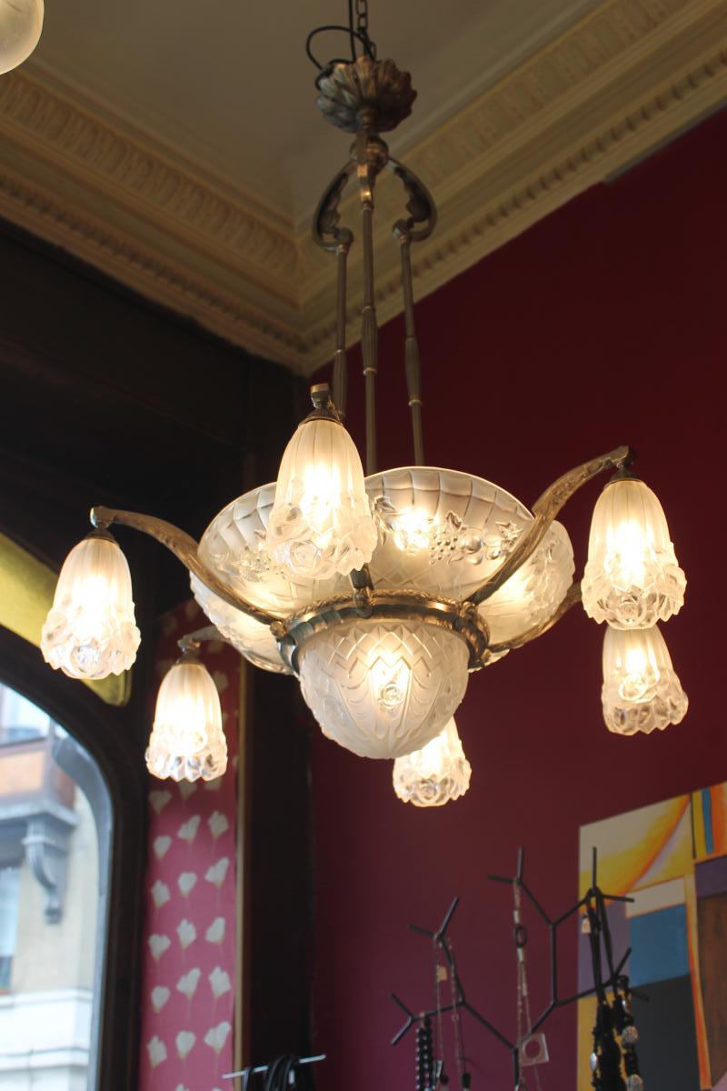 Chandelier Art Deco Signed Gilles With 6 Plates, 6 Tulips And One Obus (cat: Chandeliers Art Deco 1930)