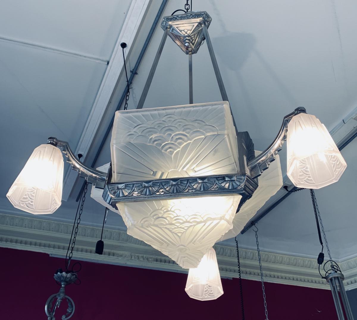 Lustre Art Deco Signé Schneider En Bronze Nickelé (cat: Lustres Art Déco 1930)