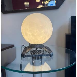 Lampe Art Déco « Boule » en verre blanc légèrement marbré / pied fer forgé patiné ( deco 1930 )