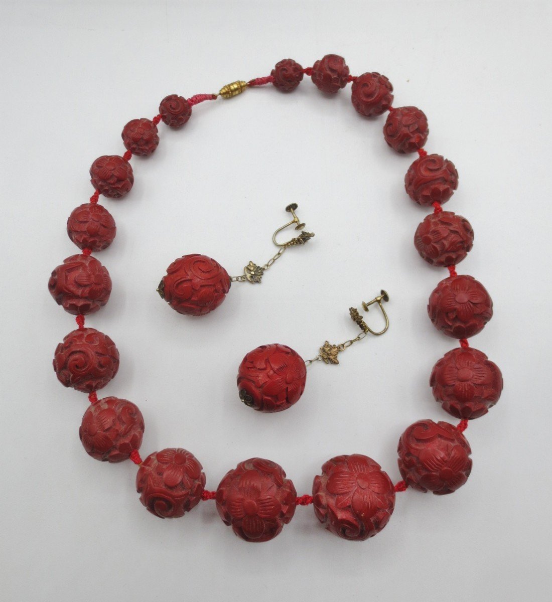 Collier Et Pendants d'Oreille En Laque Cinabre. 