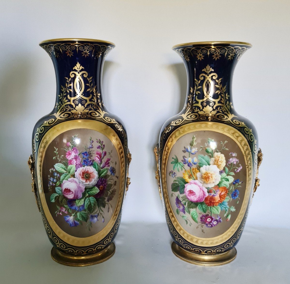 Vases  En Porcelaine, époque Restauration. 