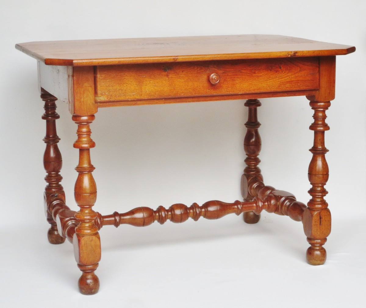 Table Louis XIV en bois fruitier.