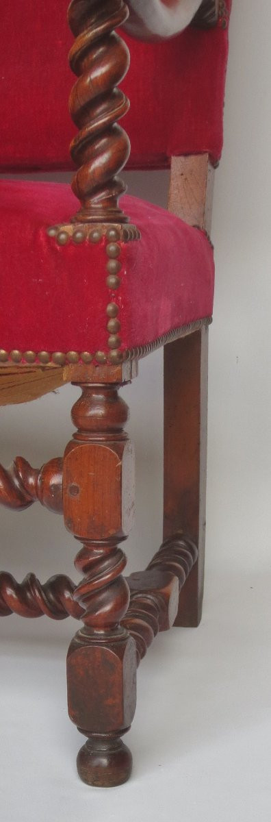 Fauteuil en  noyer, XVIIe siècle. -photo-2
