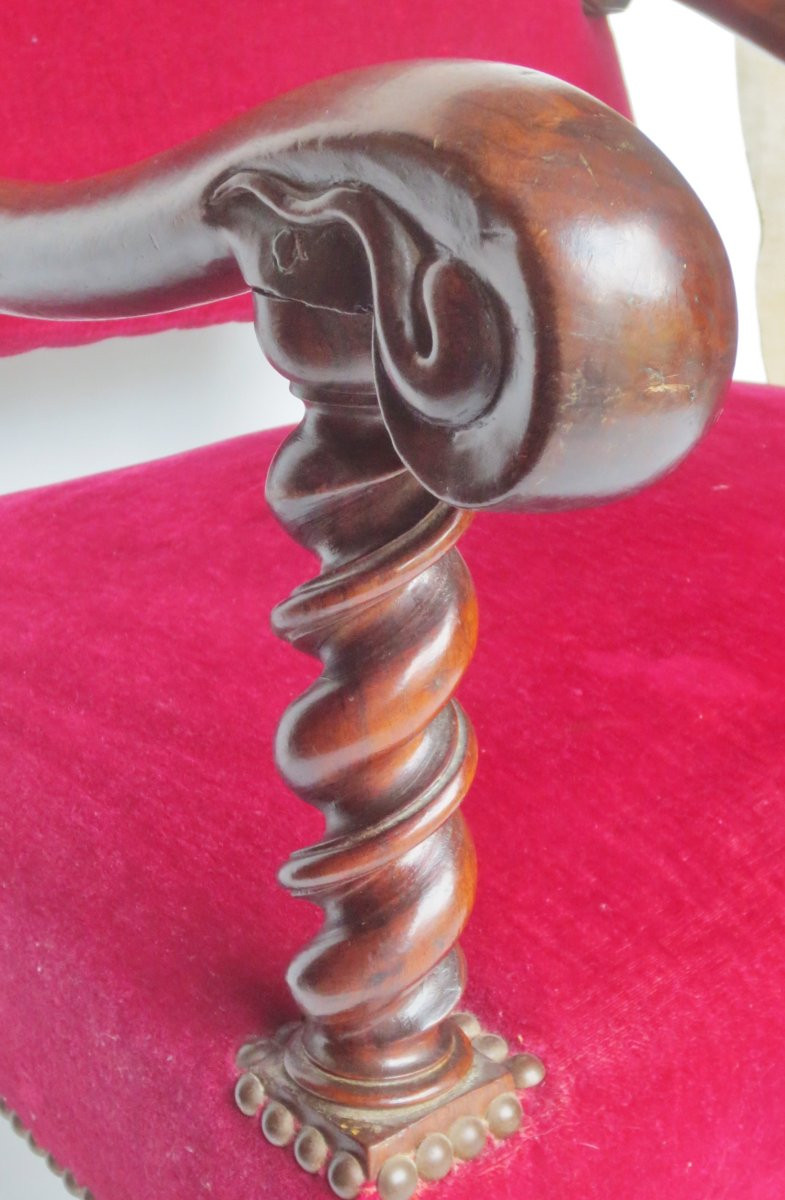 Fauteuil en  noyer, XVIIe siècle. -photo-4
