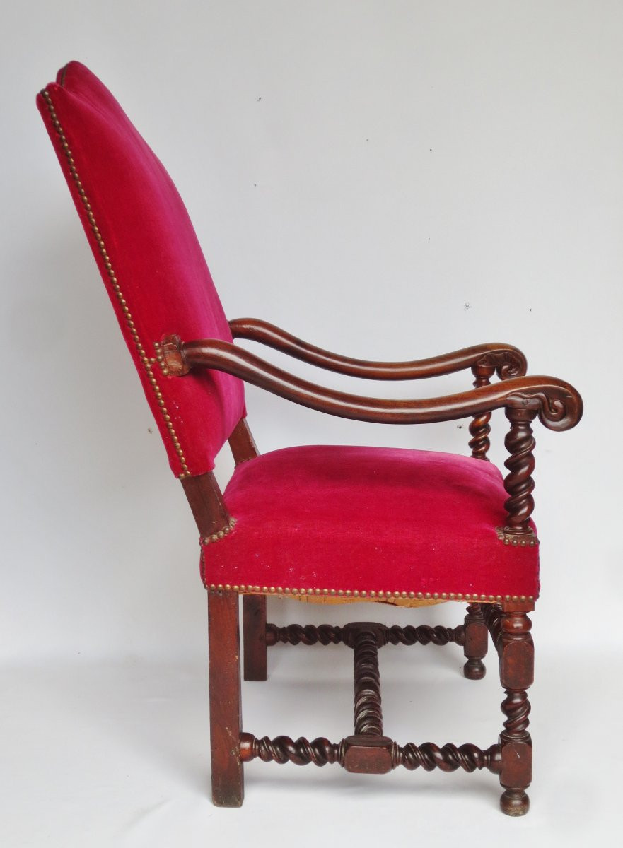 Fauteuil en  noyer, XVIIe siècle. -photo-5