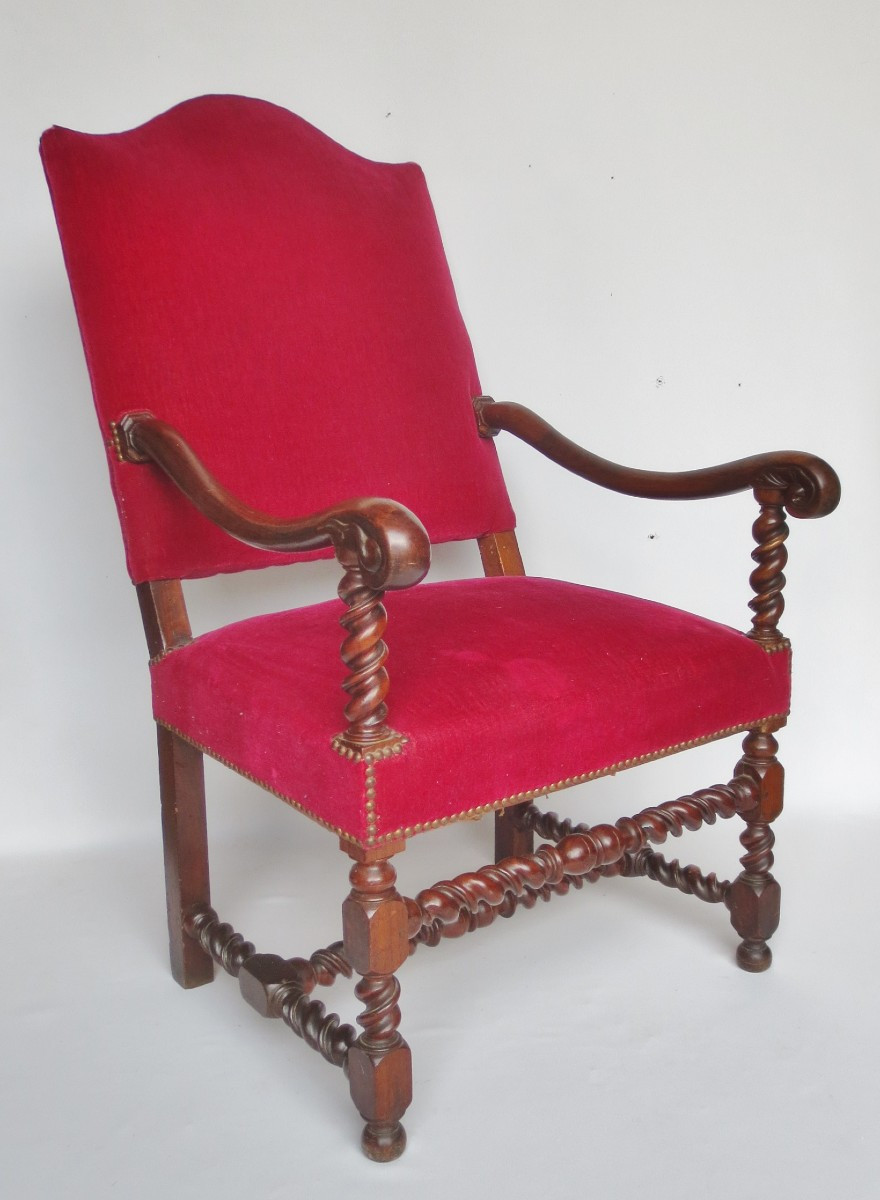 Fauteuil en  noyer, XVIIe siècle. 