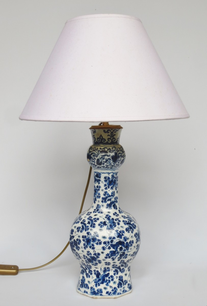 Lampe en faïence de Delft, XVIIIe siècle. 