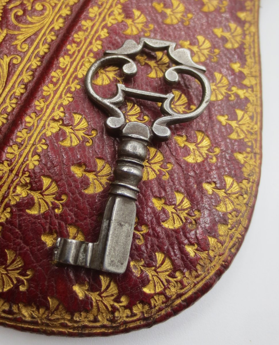 Maroquin doré au fer, serrure en argent, XVIIIe siècle. -photo-3