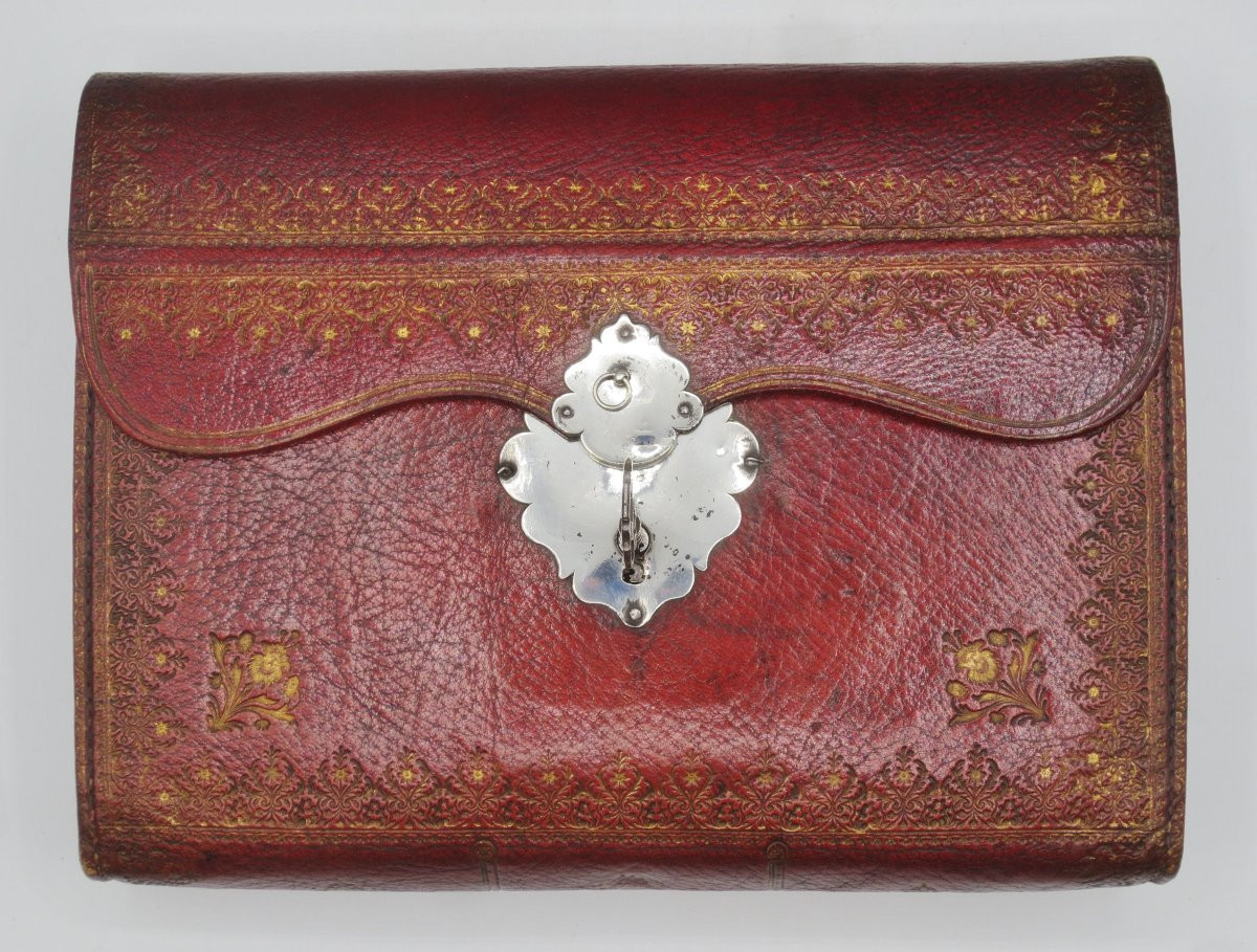 Maroquin doré au fer, serrure en argent, XVIIIe siècle. -photo-1