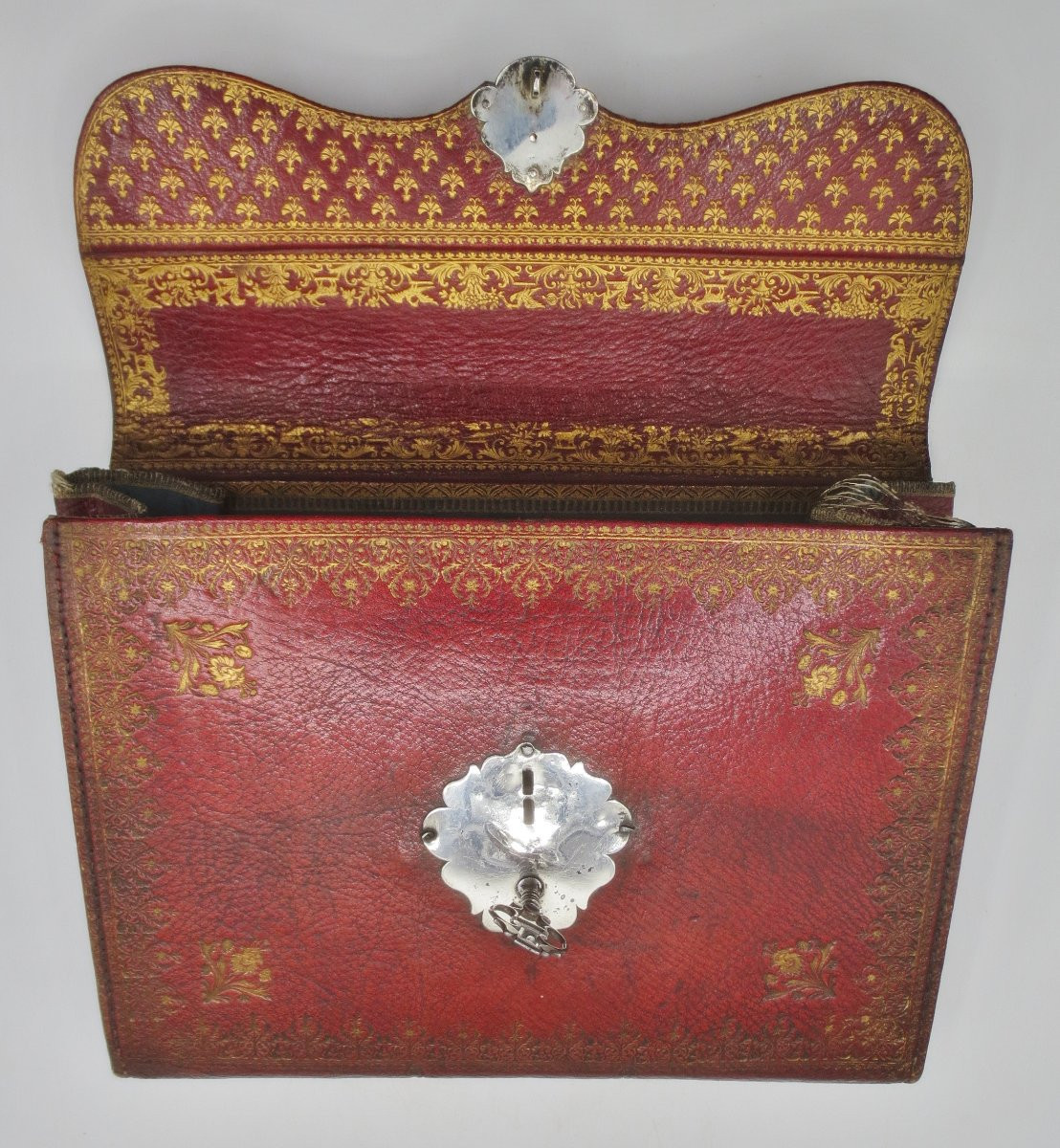 Maroquin doré au fer, serrure en argent, XVIIIe siècle. -photo-4