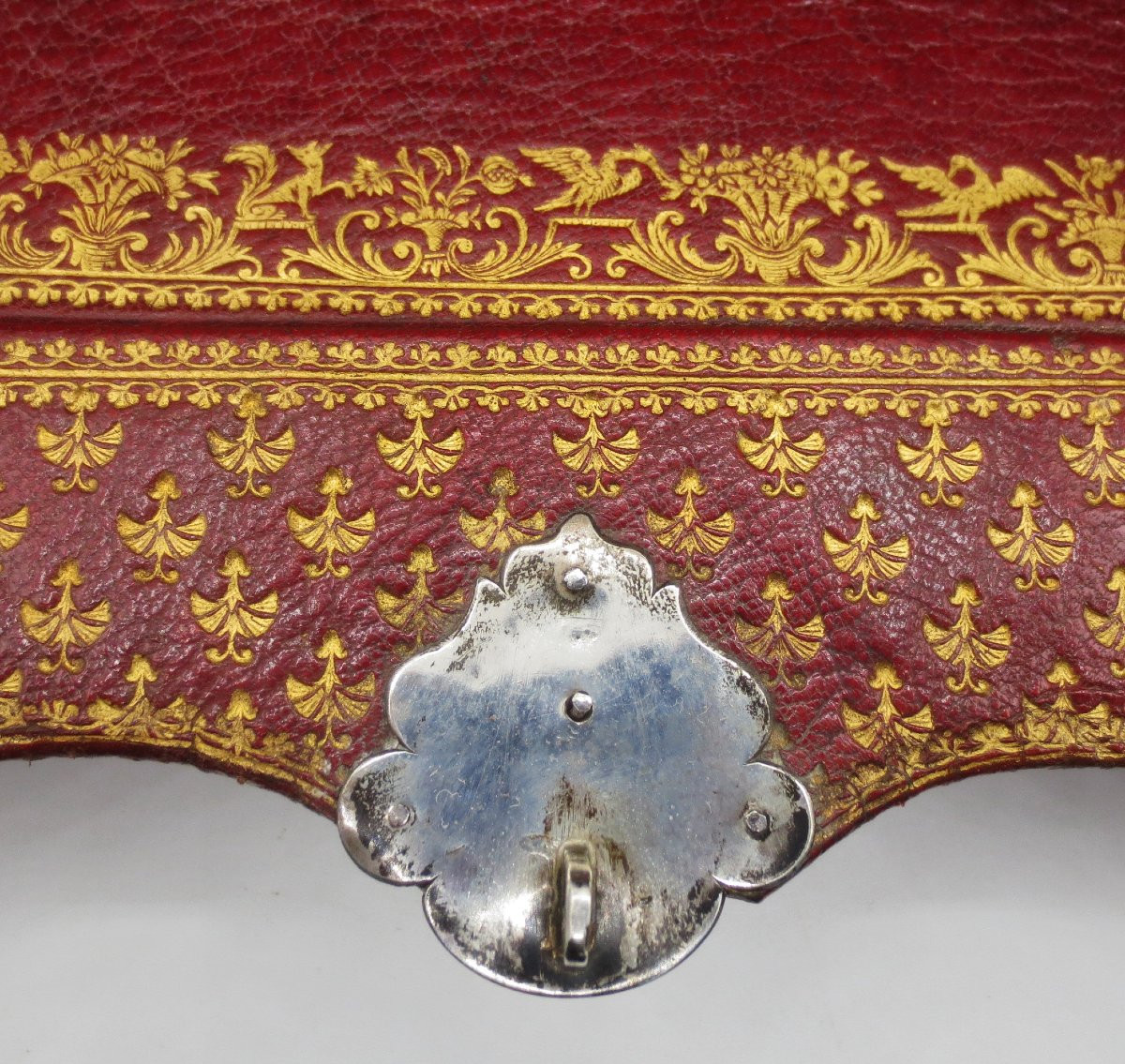Maroquin doré au fer, serrure en argent, XVIIIe siècle. -photo-5