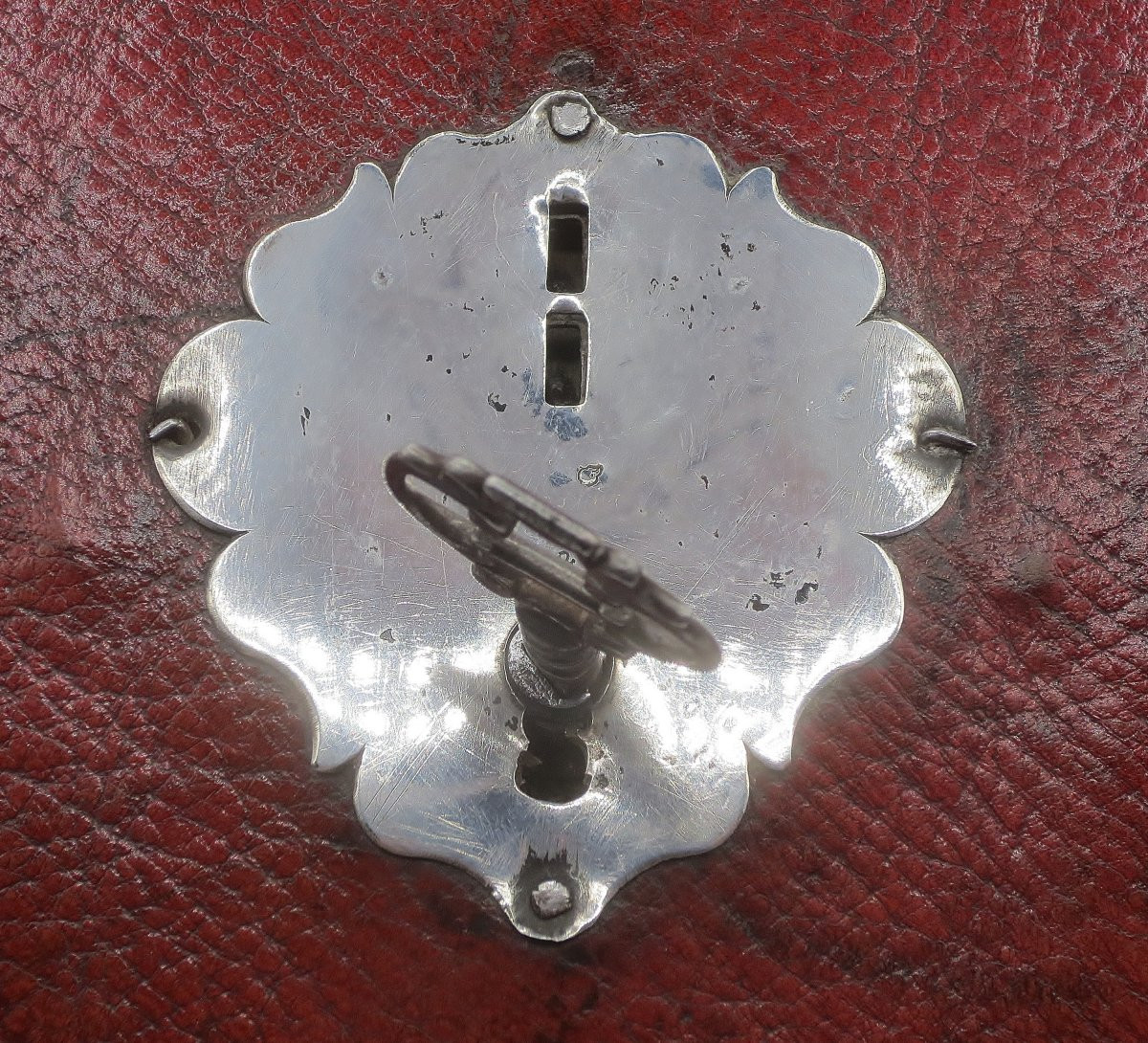 Maroquin doré au fer, serrure en argent, XVIIIe siècle. -photo-7
