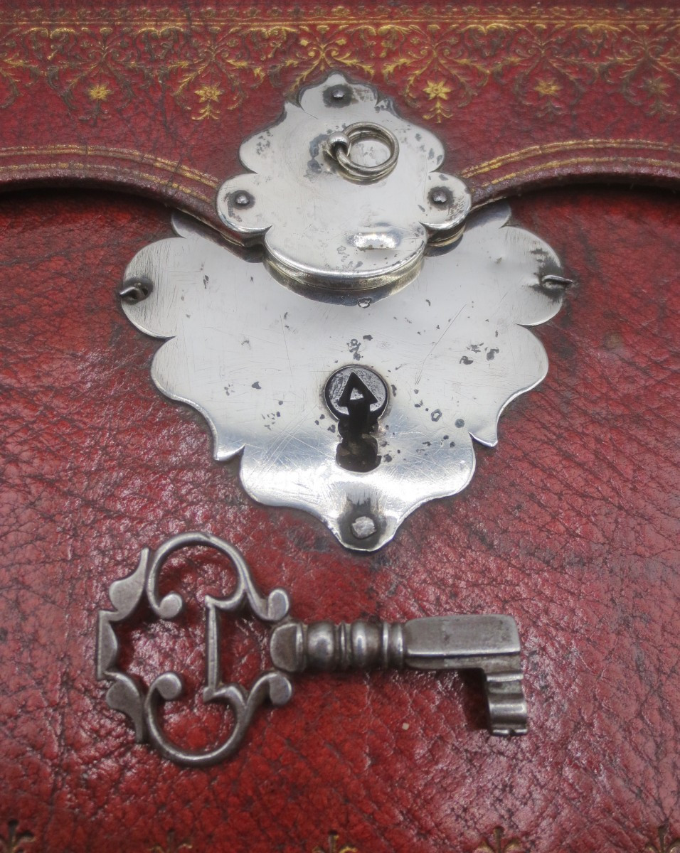 Maroquin doré au fer, serrure en argent, XVIIIe siècle. -photo-8