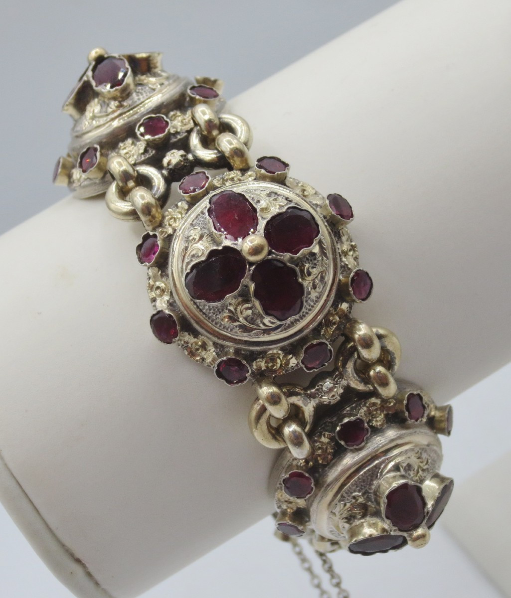 Bracelet en argent serti de grenats, XIXe siècle.