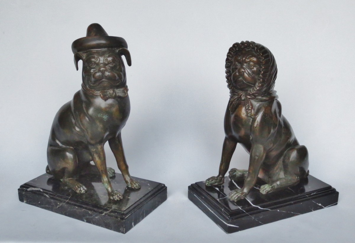 Couple de carlins en bronze, XXe siècle. 