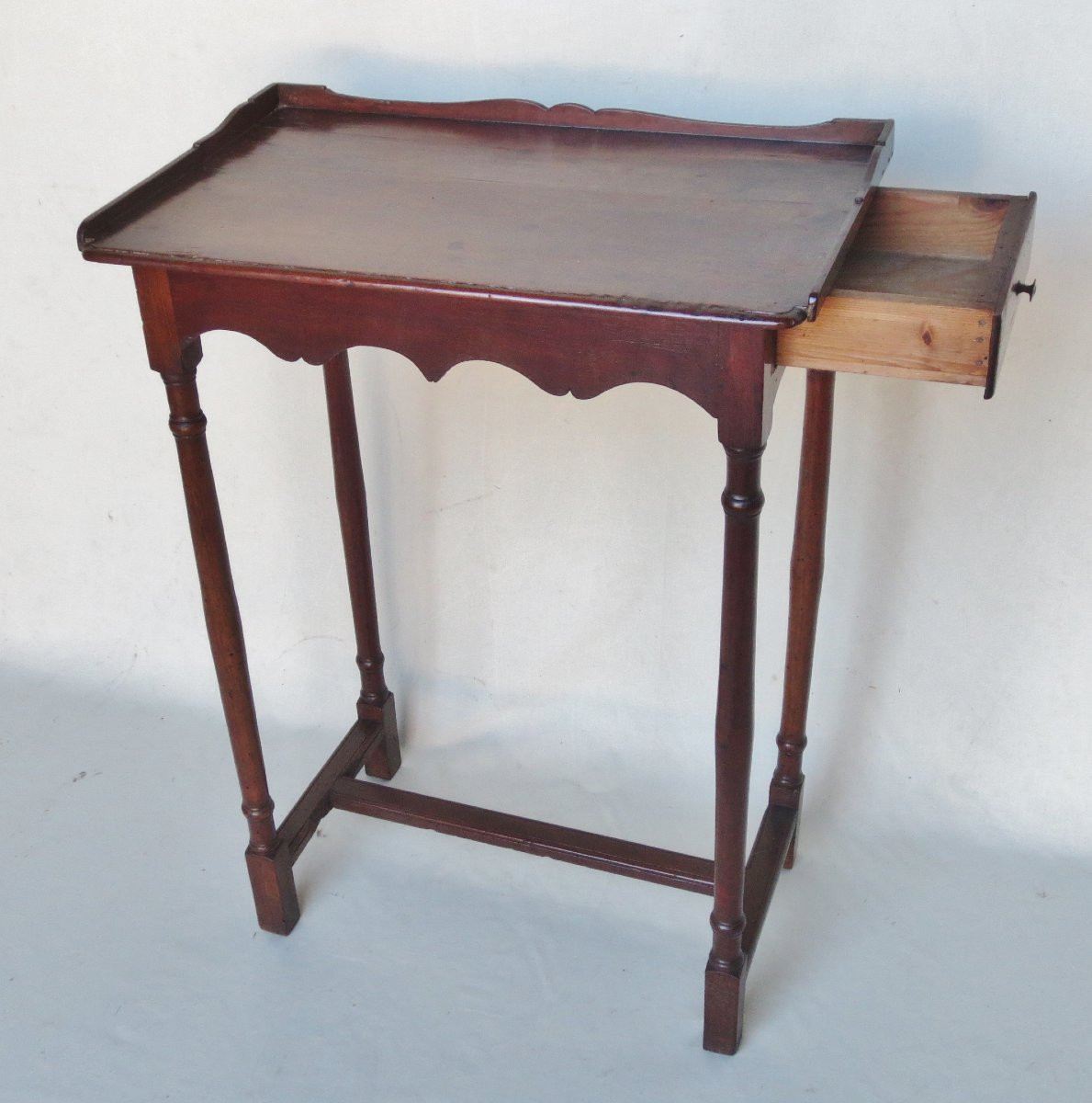 Table d'appoint Louis XIV en noyer.-photo-3