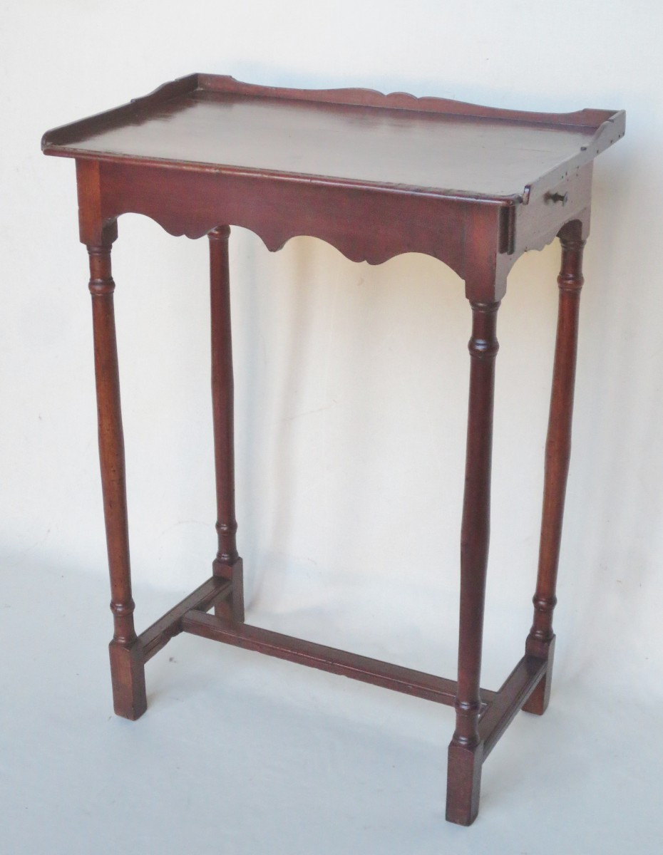 Table d'appoint Louis XIV en noyer.