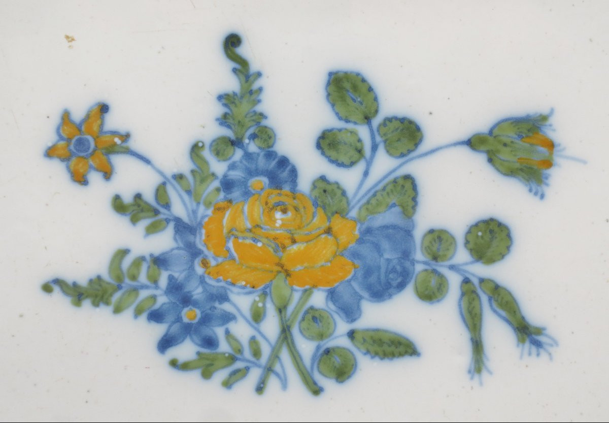 Paire de plats, Moustiers XVIIIe siècle. -photo-3