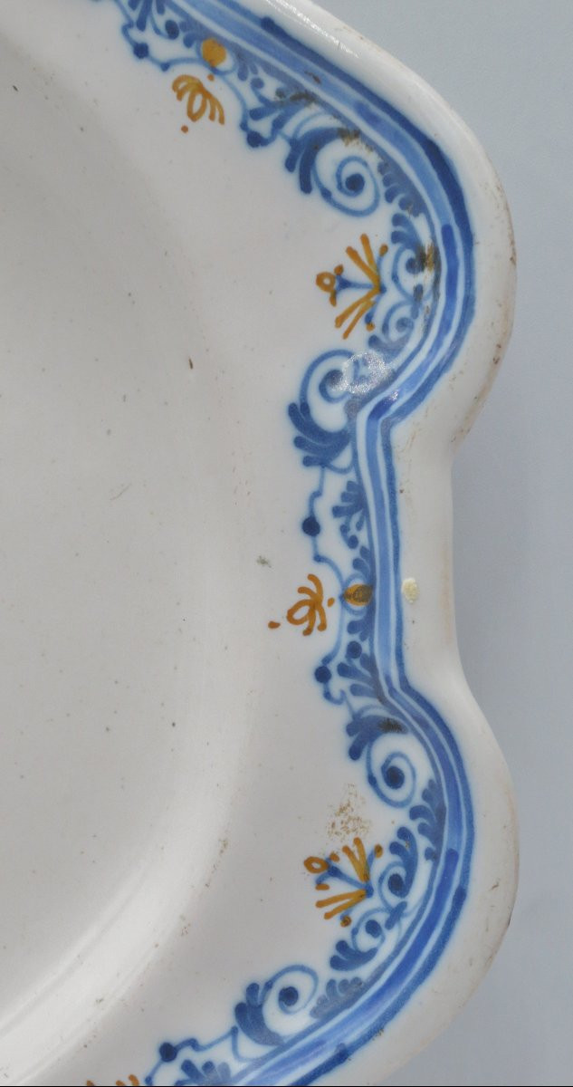 Paire de plats, Moustiers XVIIIe siècle. -photo-4