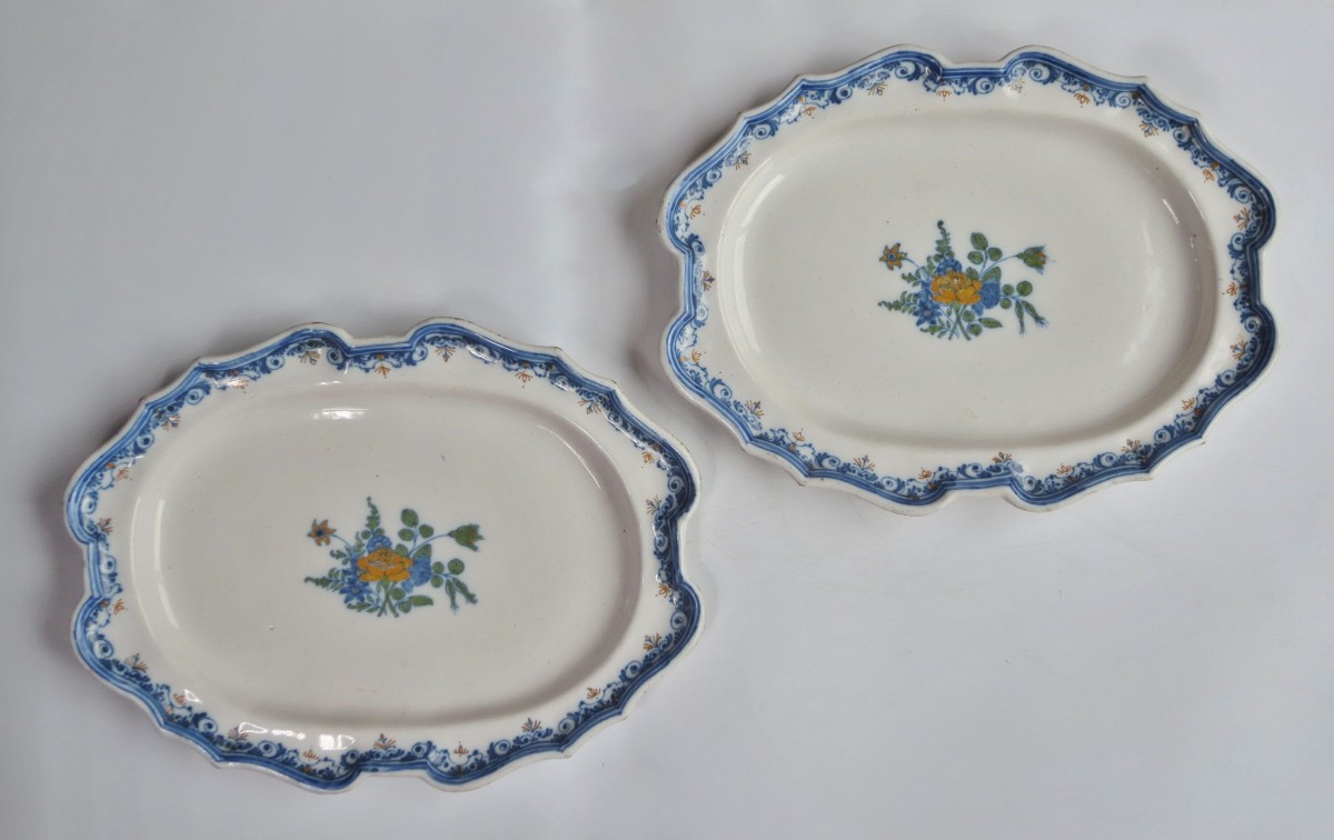 Paire de plats, Moustiers XVIIIe siècle. 