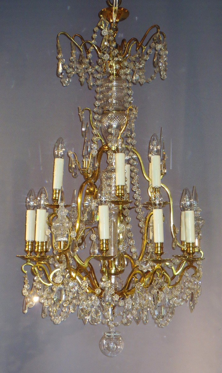 Lustre à 15 lumières en bronze doré et cristaux.