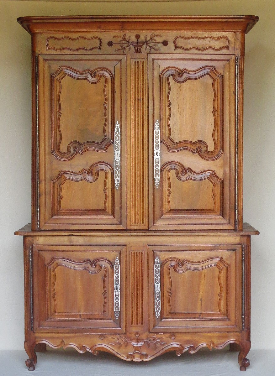 Buffet deux corps en noyer, XVIIIe siècle.