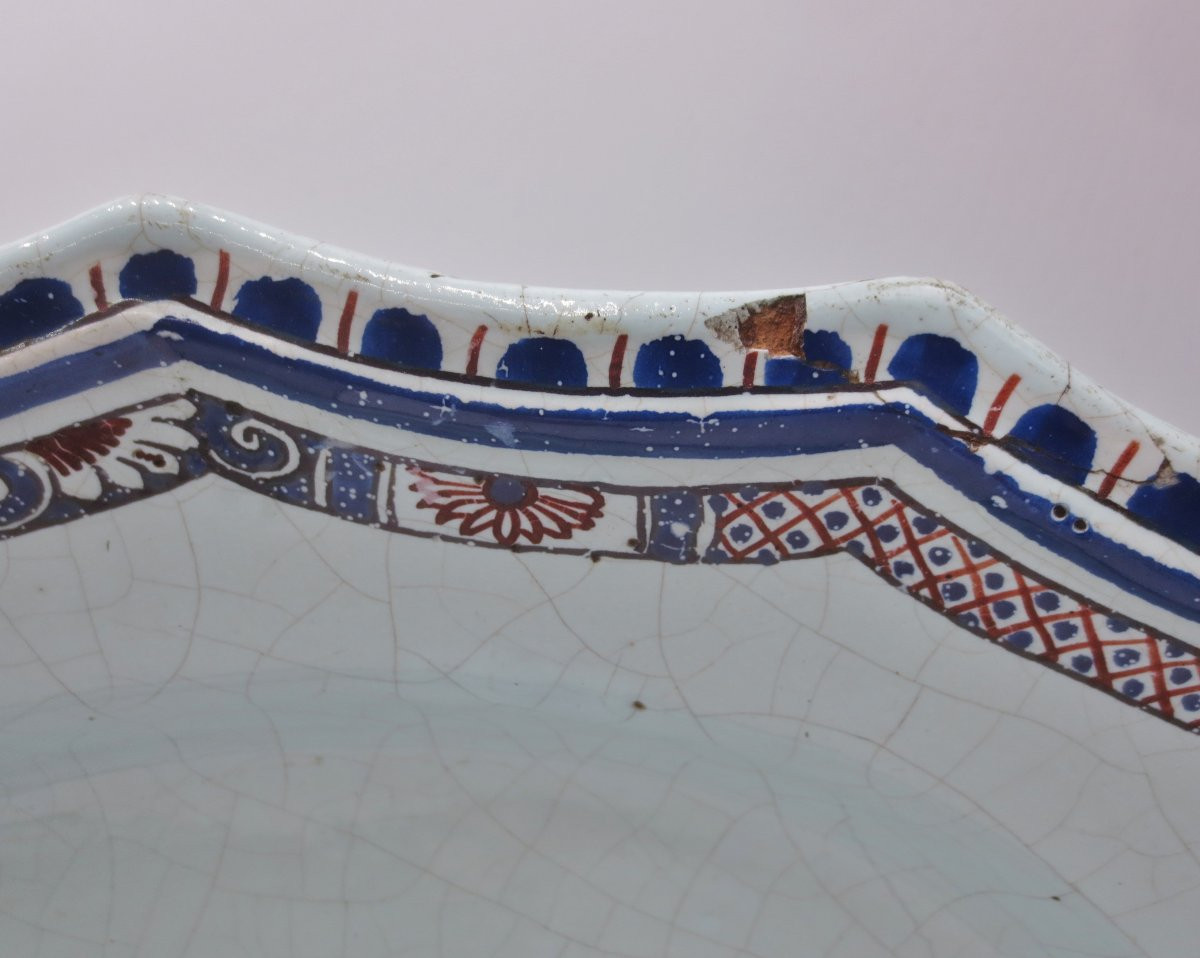 Plat en faïence de Rouen, XVIIIe siècle.  -photo-3