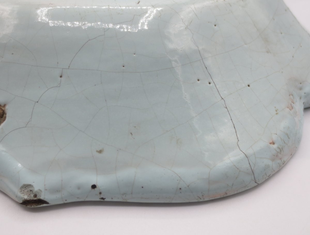 Plat en faïence de Rouen, XVIIIe siècle.  -photo-1