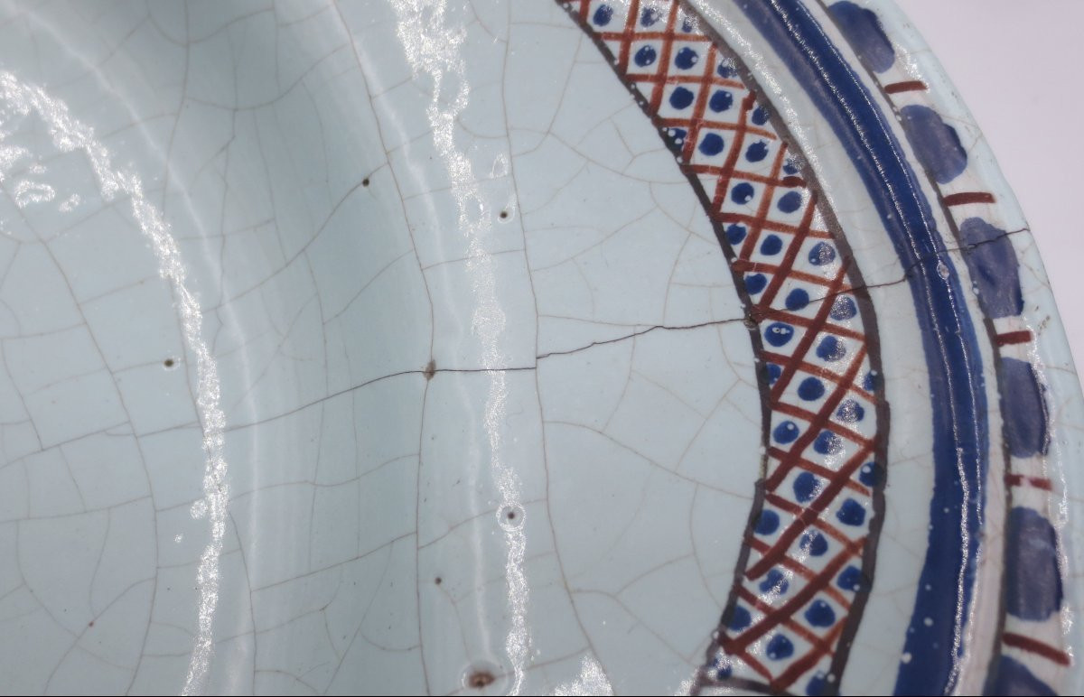 Plat en faïence de Rouen, XVIIIe siècle.  -photo-2