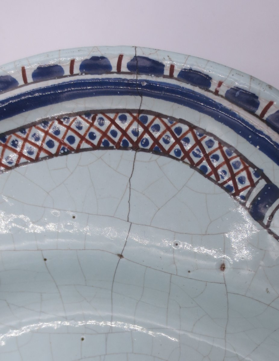 Plat en faïence de Rouen, XVIIIe siècle.  -photo-3