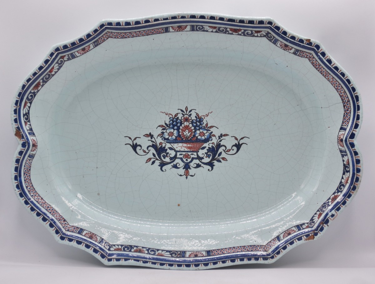 Plat en faïence de Rouen, XVIIIe siècle.  