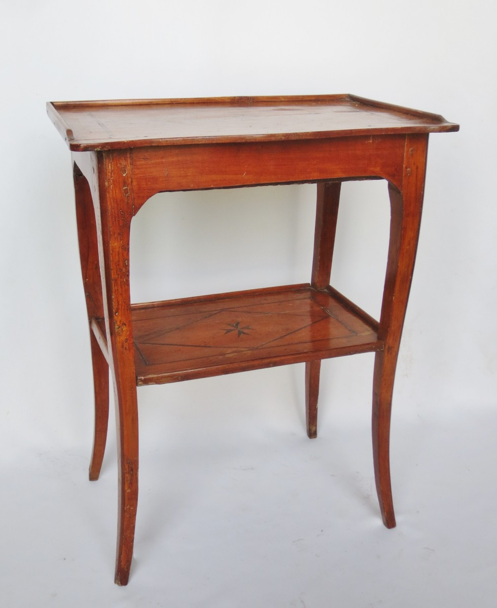 Table de salon en bois fruitier.