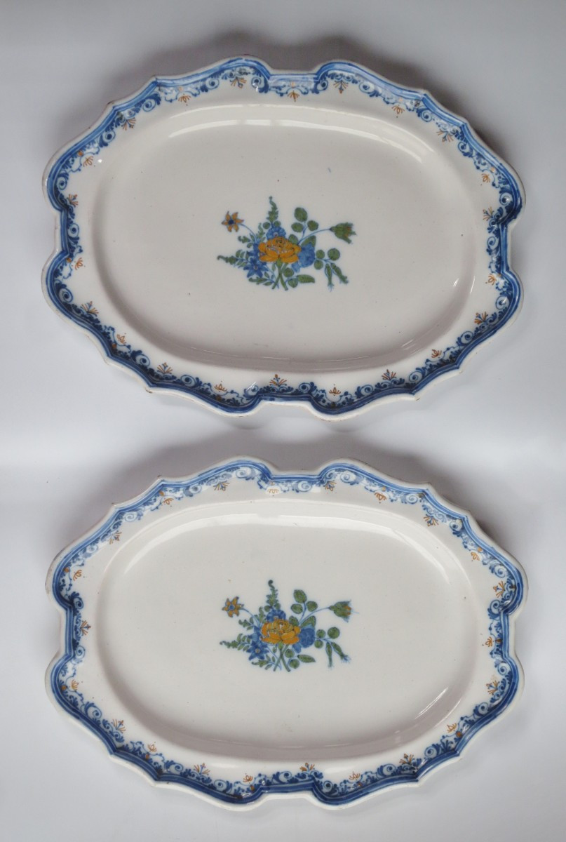 Paire de plats, Moustiers XVIIIe siècle.   