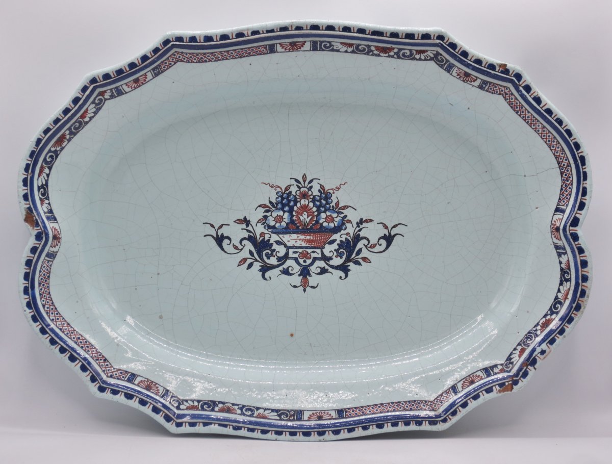 Plat en faïence de Rouen, XVIIIe siècle.    4392