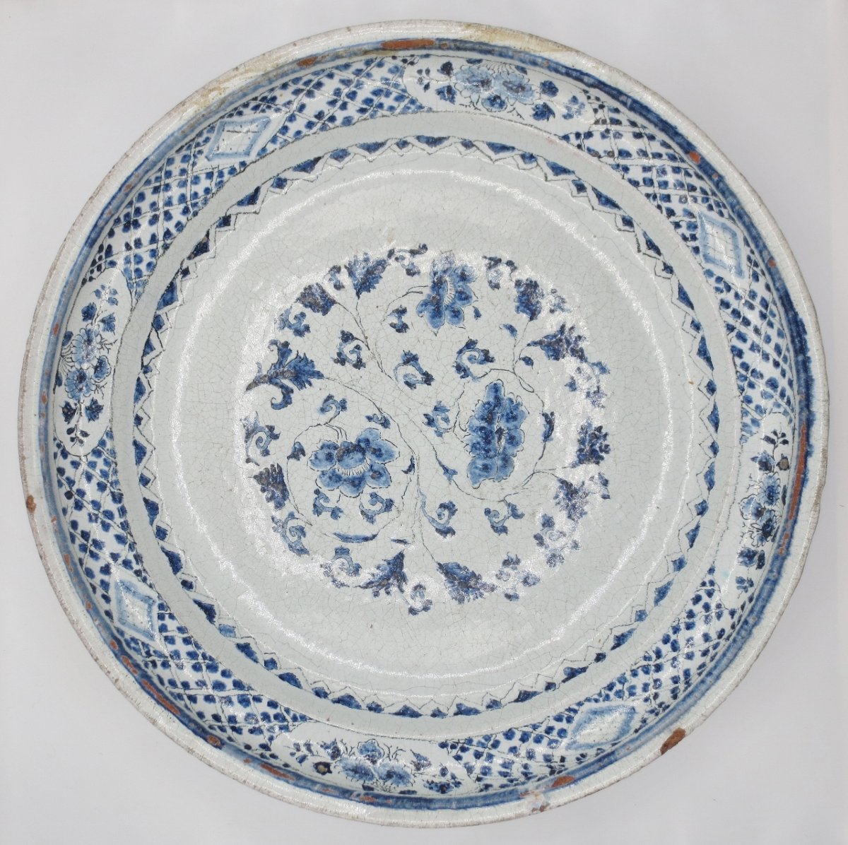 Plat en faïence de Saint Cloud, fin du XVIIe siècle.