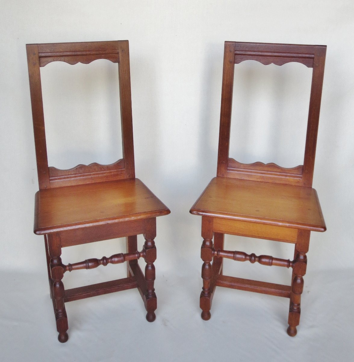 Suite de six chaises lorraines en chêne.-photo-4