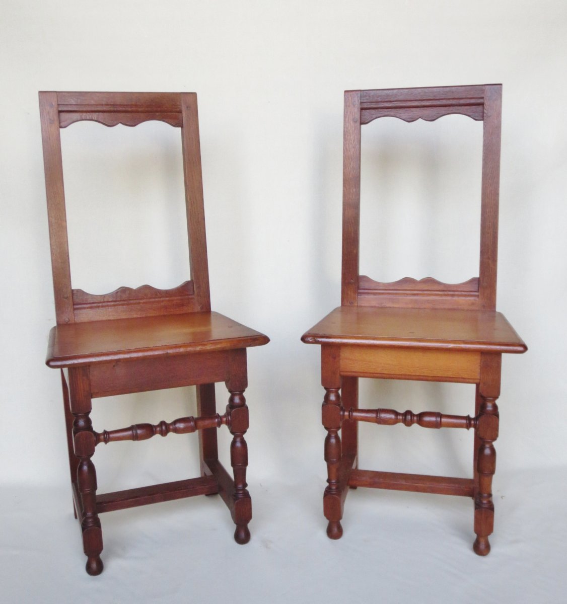 Suite de six chaises lorraines en chêne.-photo-1