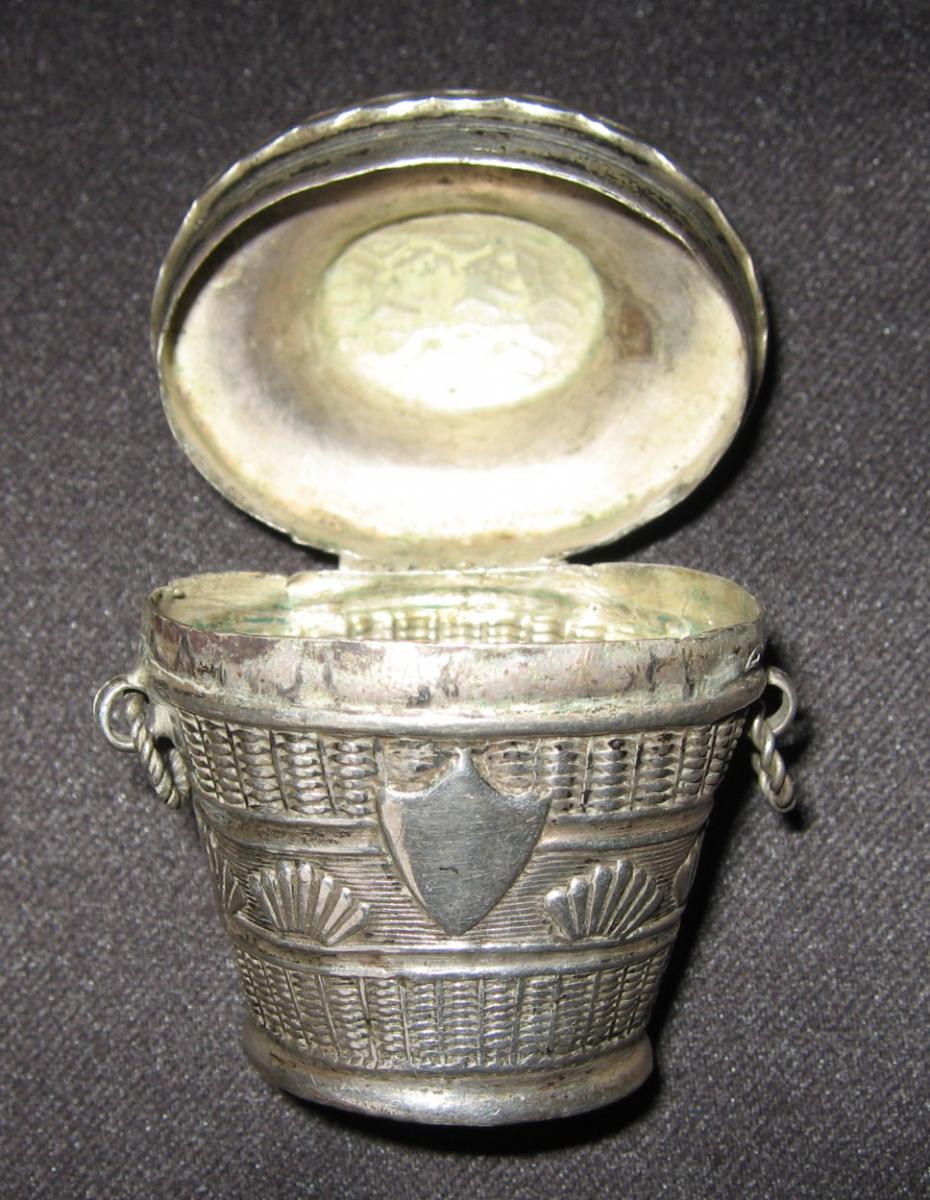 In Small Box Silver, Early Nineteenth Century.-photo-4