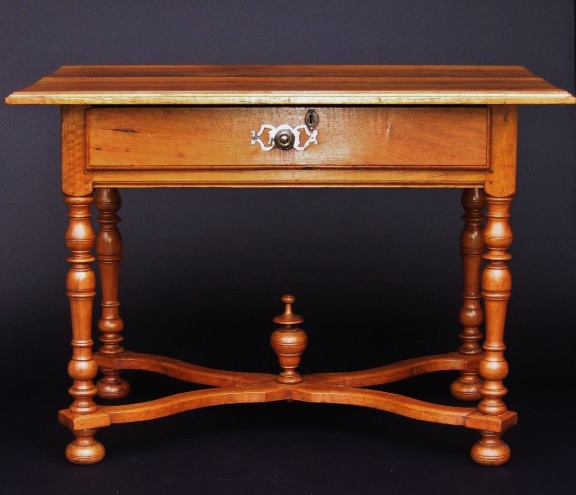 Table Louis XIV En Noyer.