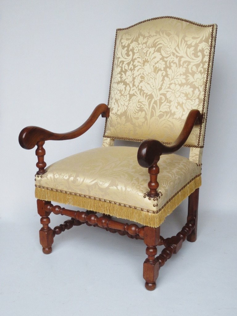 Fauteuil En Noyer d'époque Louis XIV.