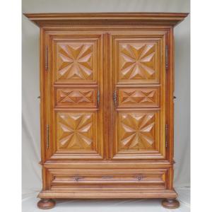 Armoire Louis XIII En Noyer. 