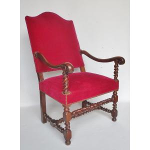 Fauteuil en  noyer, XVIIe siècle. 