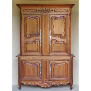 Buffet deux corps en noyer, XVIIIe siècle.