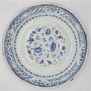 Plat en faïence de Saint Cloud, fin du XVIIe siècle.