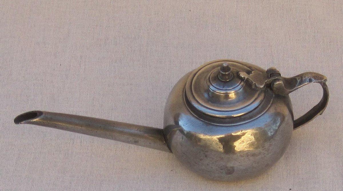 CANARD de MALADE, en étain. ÉTAINS MÉDICAUX. PARIS. XVIIIe s.