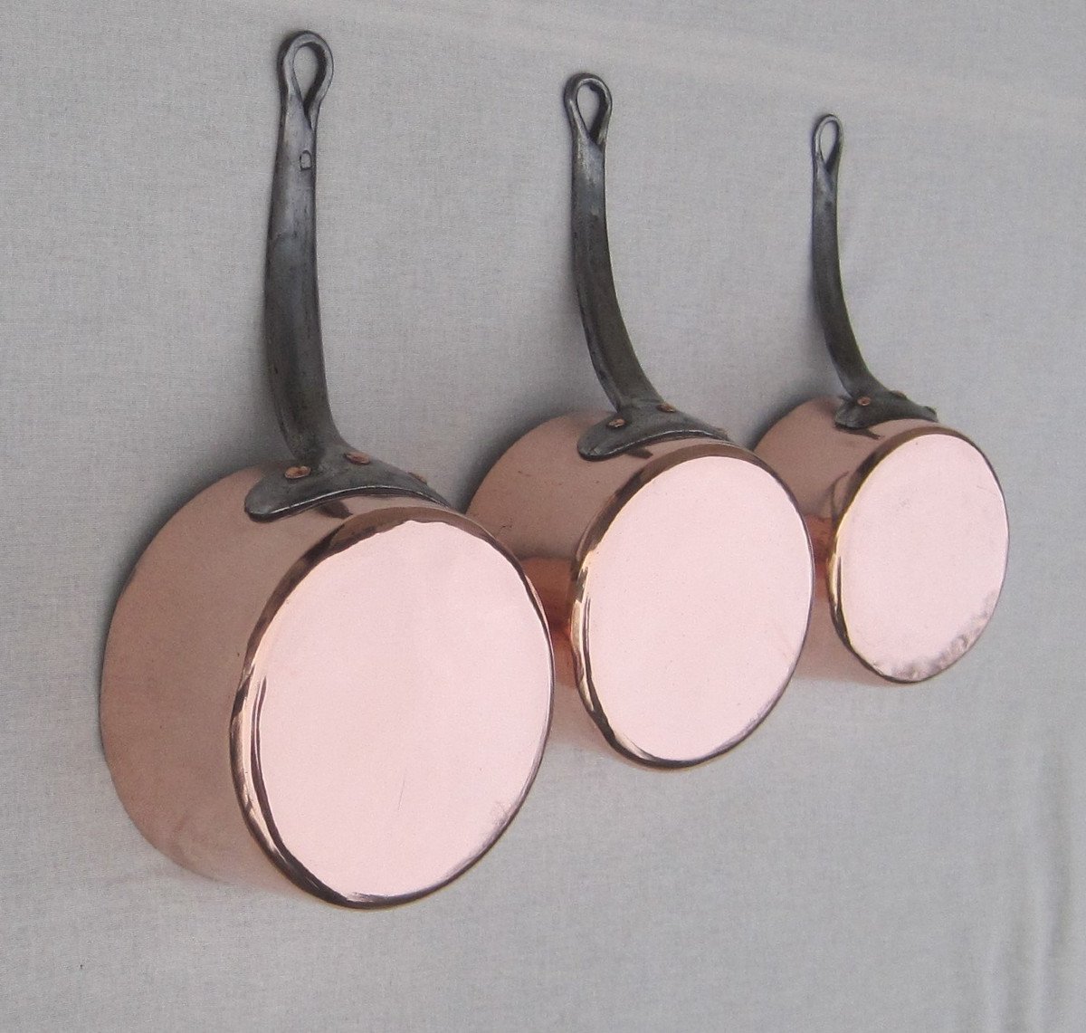 Homogeneous Series Of 3 Copper Casseroles. 19th Century.  -photo-2