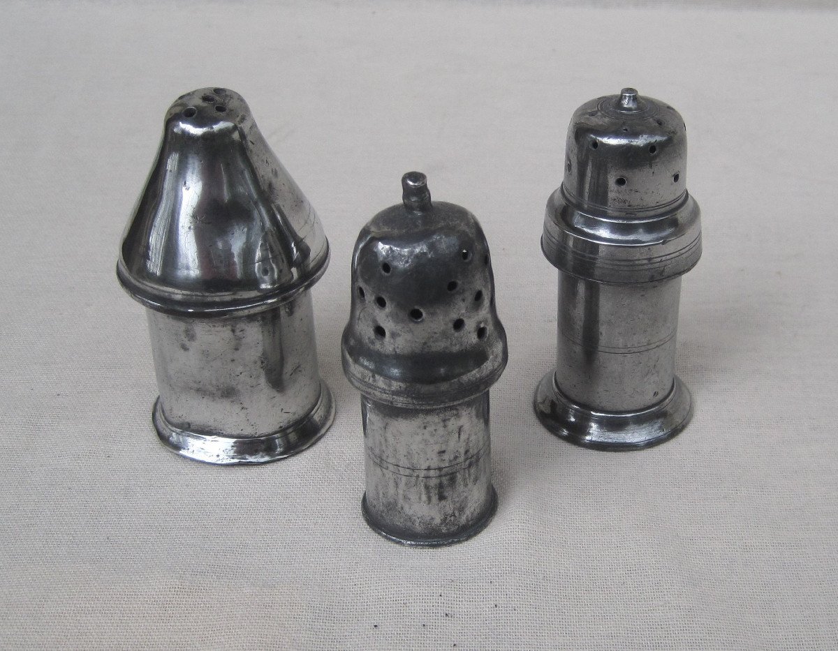 Proantic: Meeting Of 3 Pewter Salt Shells. 19th Century.